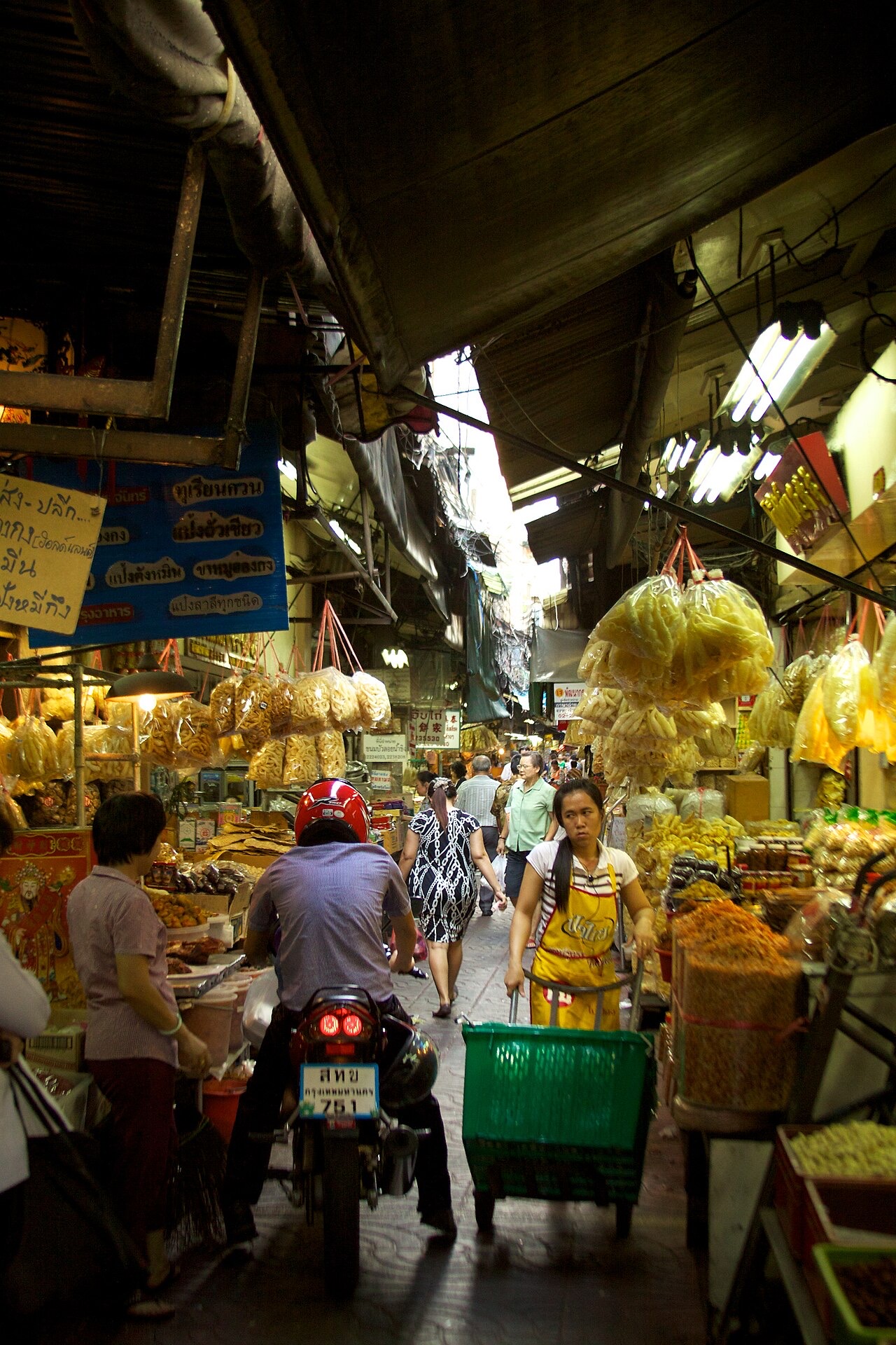 A busy fresh market in Bangkok